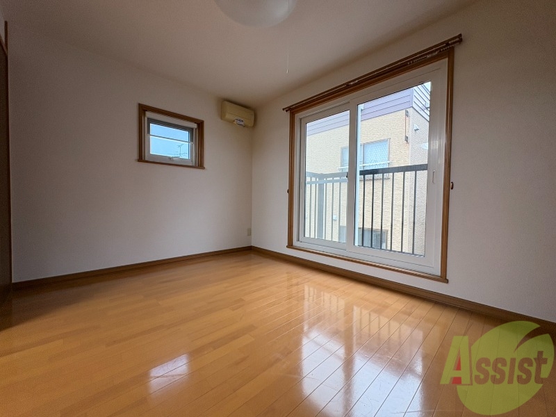 その他部屋・スペース　こちらのお部屋は光が差し込む、温かみのあるお部屋です。