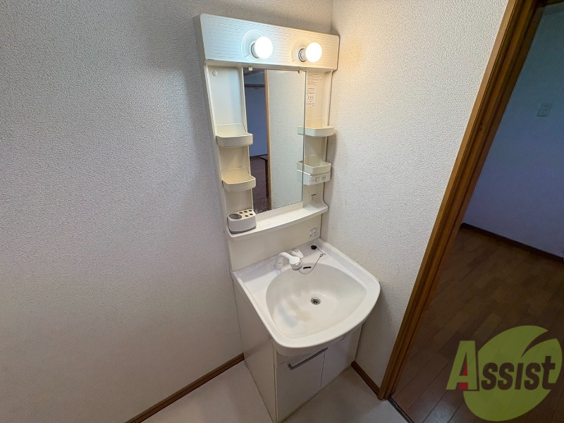 洗面設備　独立洗面台です。大きくてよいですね。シャンプーもできます！