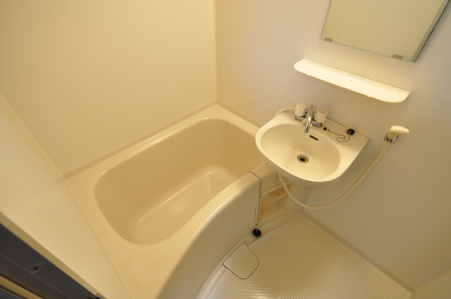 バス・シャワールーム　ハイツしらゆり ※同タイプの室内写真です