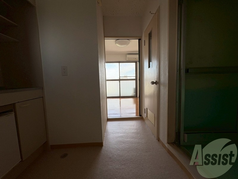 玄関　こちらは玄関になります。照明設備もございます。