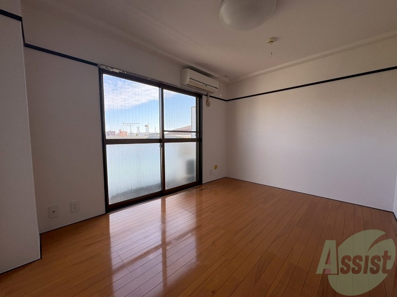 居室・リビング　こちらは６帖の洋室になります。日当たり良好ですね。