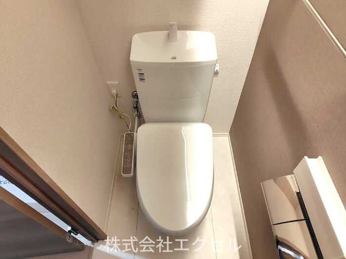 トイレ　温水洗浄便座です。