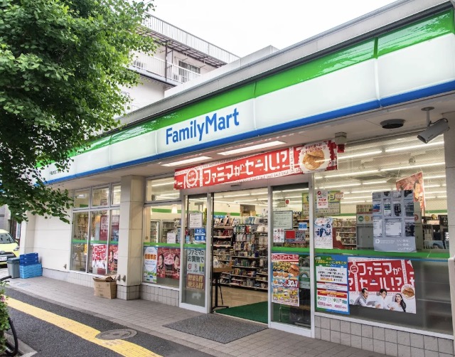 コンビニ　ファミリーマート千駄木五丁目店（コンビニ）まで17m