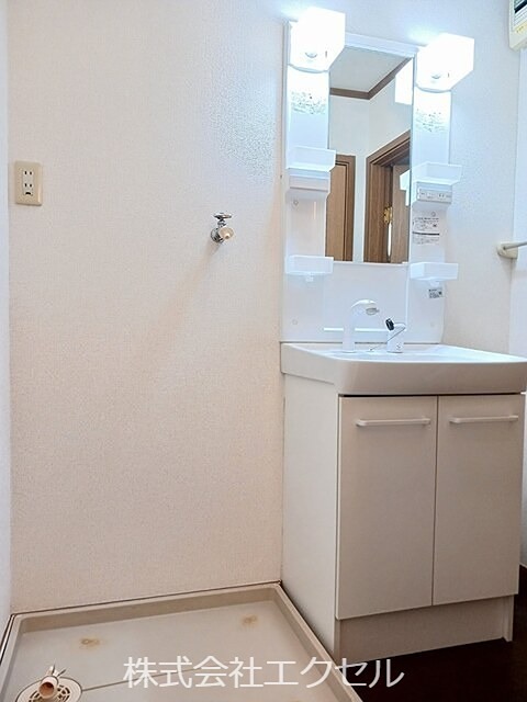 洗面設備　朝に忙しい時に便利な洗面台です。