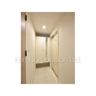 玄関　同タイプ4階のお部屋を撮影。仕様が異なることがあります。