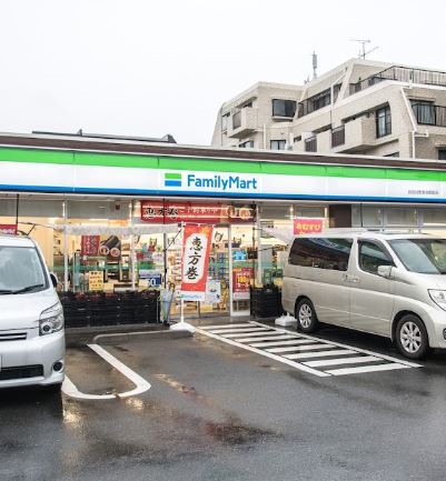 コンビニ　ファミリーマート世田谷教育会館前店（コンビニ）まで262m