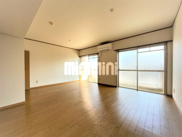 居室・リビング　エアコン付き１３．５帖の洋室