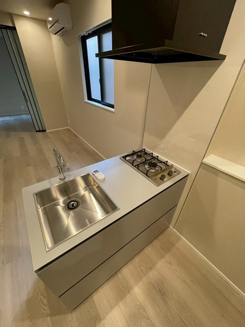 キッチン　ガスコンロ２口付き、シンクも広めです！