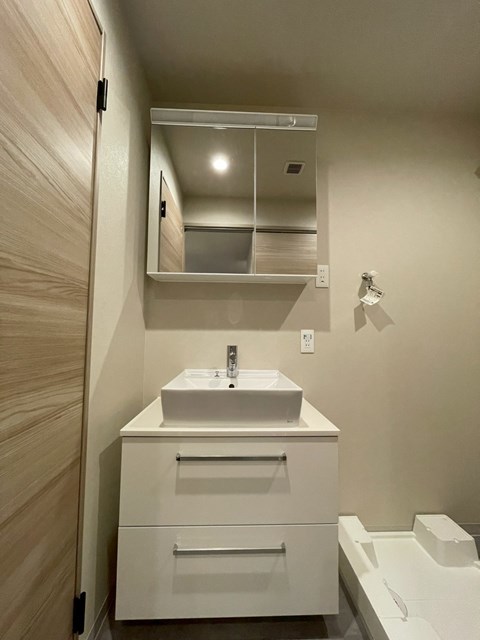 洗面設備　二面鏡裏に収納付き！