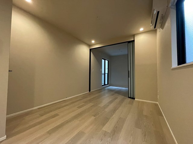 居室・リビング　床は白基調の木目模様です！