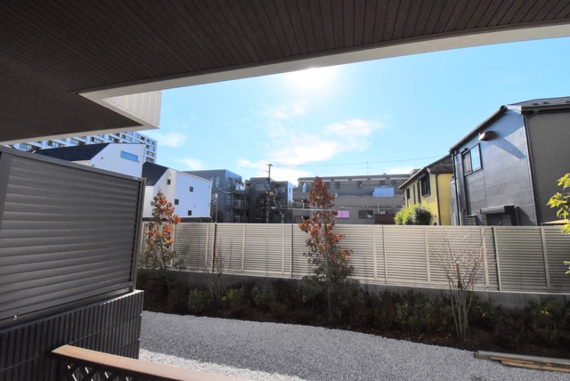 眺望　物件前は駐車場なので、一階でも大変日当たりが良いお部屋です♪