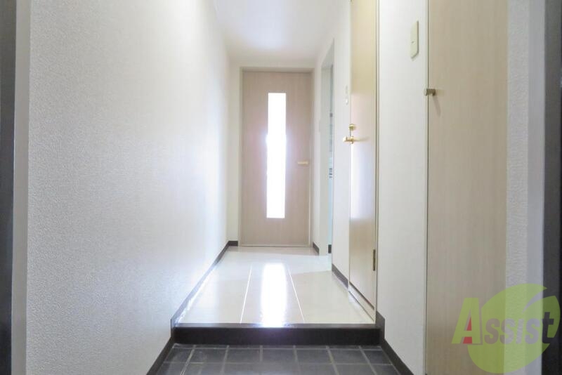 玄関　玄関からの奥までをご覧ください。広いのがよくわかります。