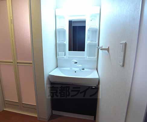 洗面設備　広い洗面台です。