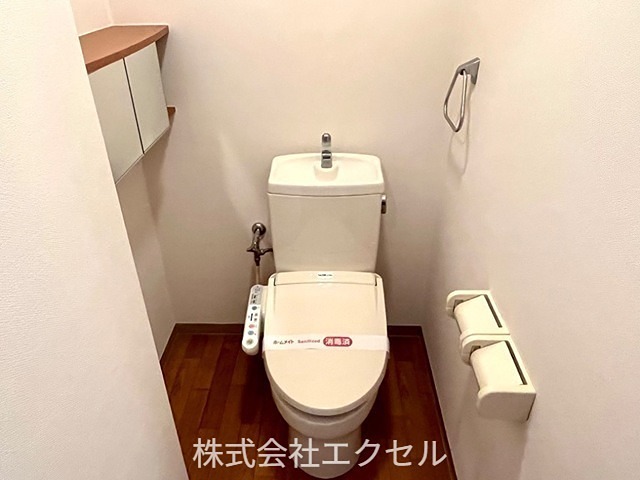 トイレ　温水洗浄便座です。
