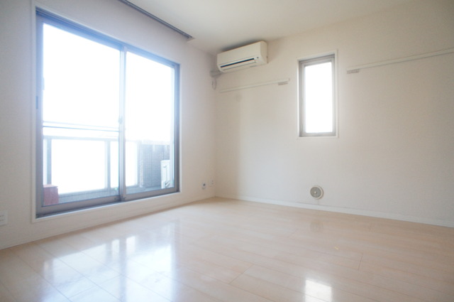 居室・リビング　２面採光なので、明るく風通しのよい過ごしやすいお部屋です♪