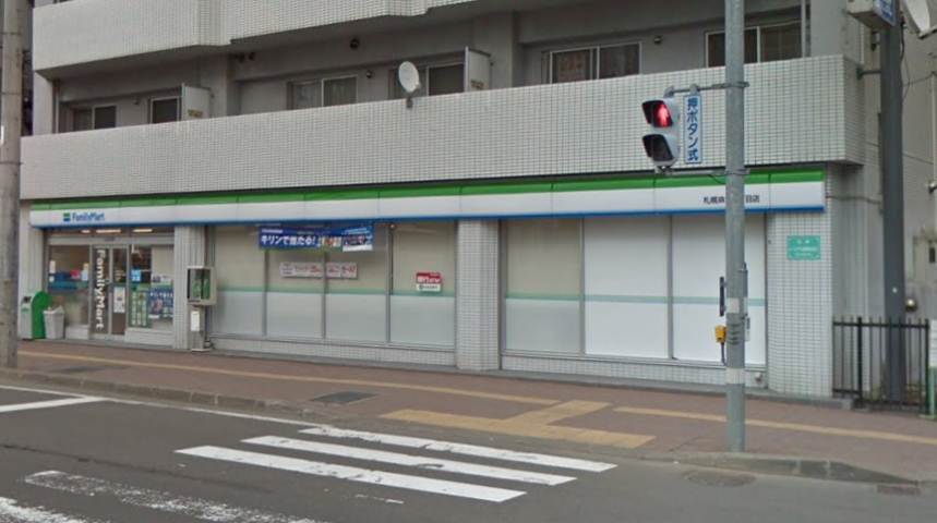 コンビニ　ファミリーマート（コンビニ）まで230m