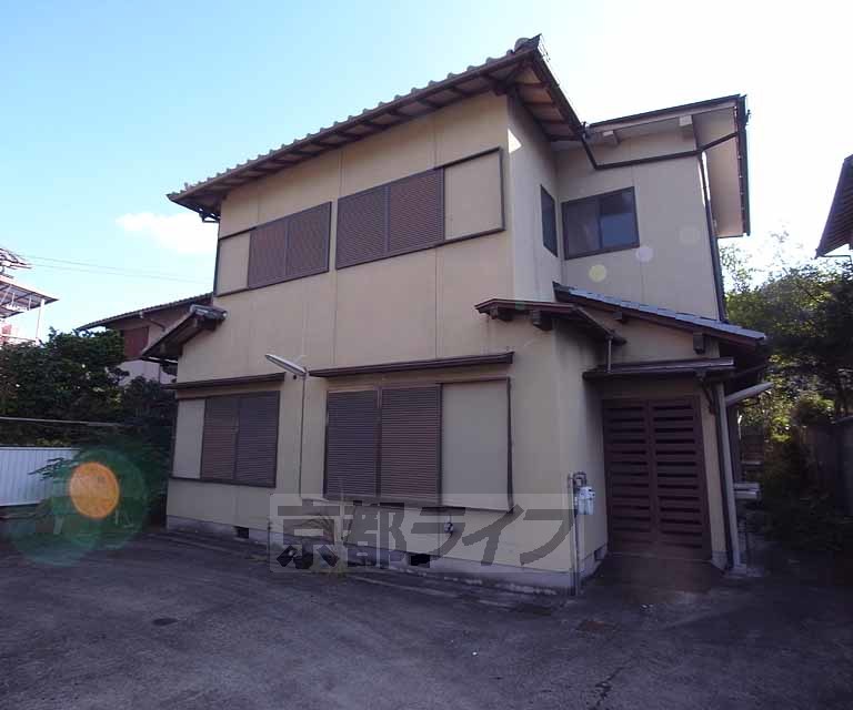 建物外観　どっしりと構えた貸家です。