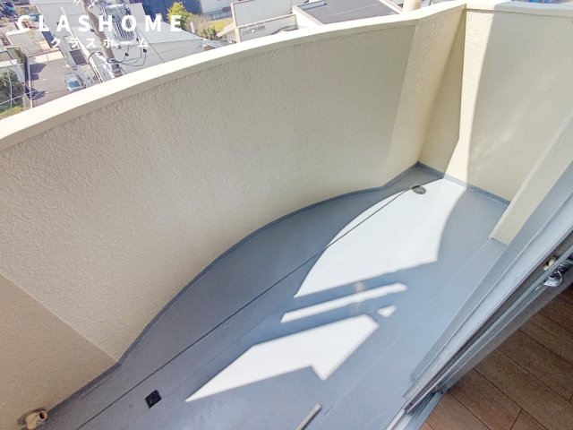 バルコニー　同物件の別部屋になります。