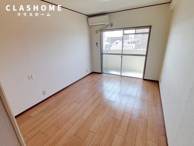 居室・リビング　同物件の別部屋になります。