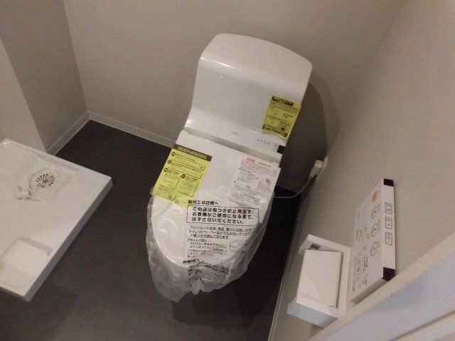 トイレ　温水洗浄便座付きトイレです。