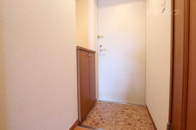 玄関　３０２号室の写真です。