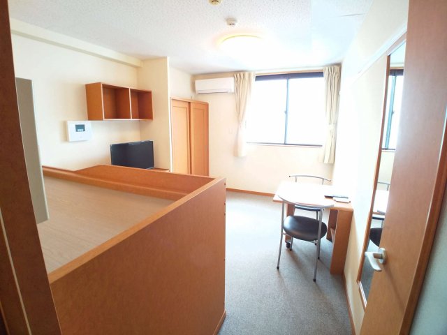 居室・リビング　ワイドな窓にて明るいお部屋