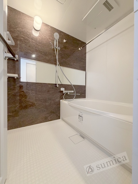 バス・シャワールーム　階数により内装色が異なります