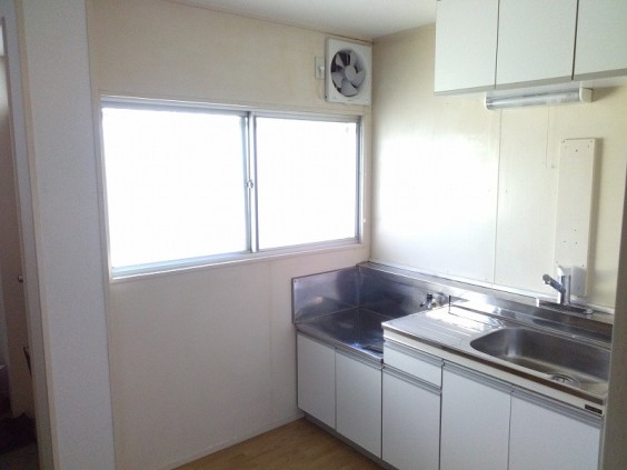 キッチン　参考写真　窓のある収納豊富なキッチン