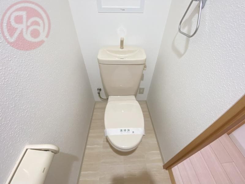 トイレ　落ち着いた色調のトイレです