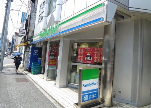 コンビニ　ファミリーマート南青山六丁目店（コンビニ）まで356m