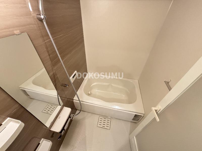 バス・シャワールーム　一日の疲れをやさしく癒やす、清潔感あふれるリラックスバス。