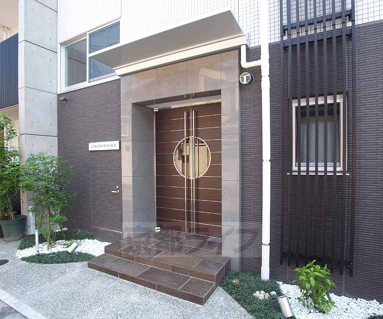 その他共有部分　重厚感のある入り口