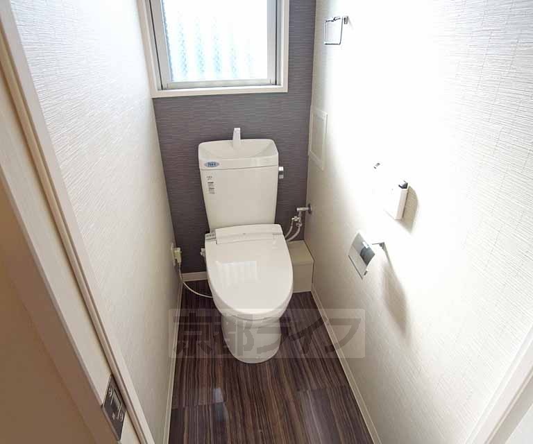 トイレ　リモコン式の暖房洗浄便座、アクセントクロスがオシャレです。