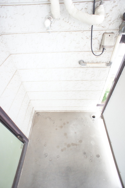 その他　洗濯機置場が室外にあるのでお部屋を広々お使いいただけます。