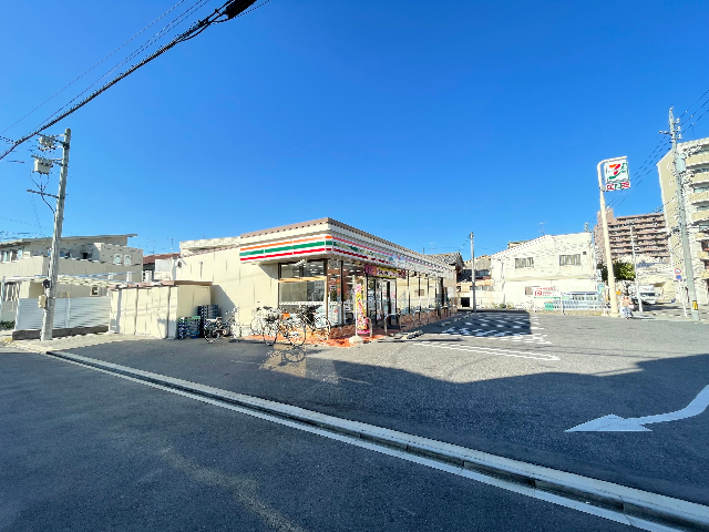 コンビニ　セブンイレブン（コンビニ）まで550m