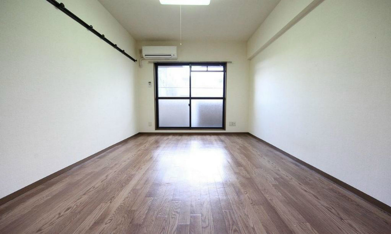 バルコニー　洋室8帖　エアコン完備