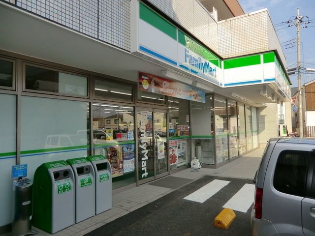 コンビニ　ファミリーマート（コンビニ）まで200m
