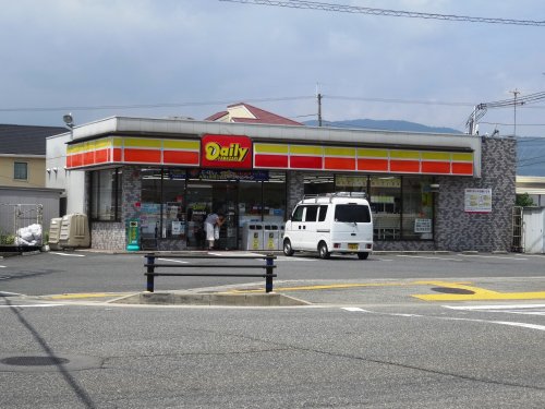 コンビニ　デイリーヤマザキ宝塚安倉中店（コンビニ）まで290m