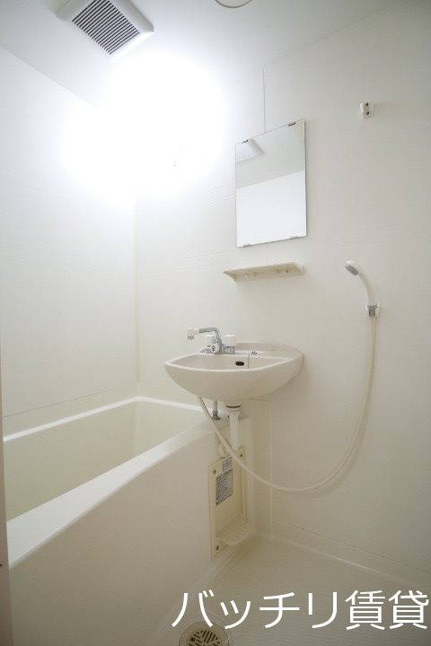 バス・シャワールーム　別号室タイプの為、現状を優先いたします。