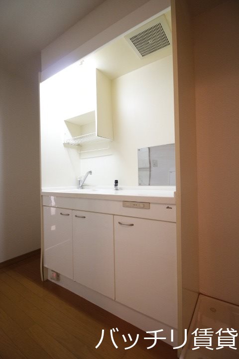 キッチン　別号室タイプの為、現状を優先いたします。