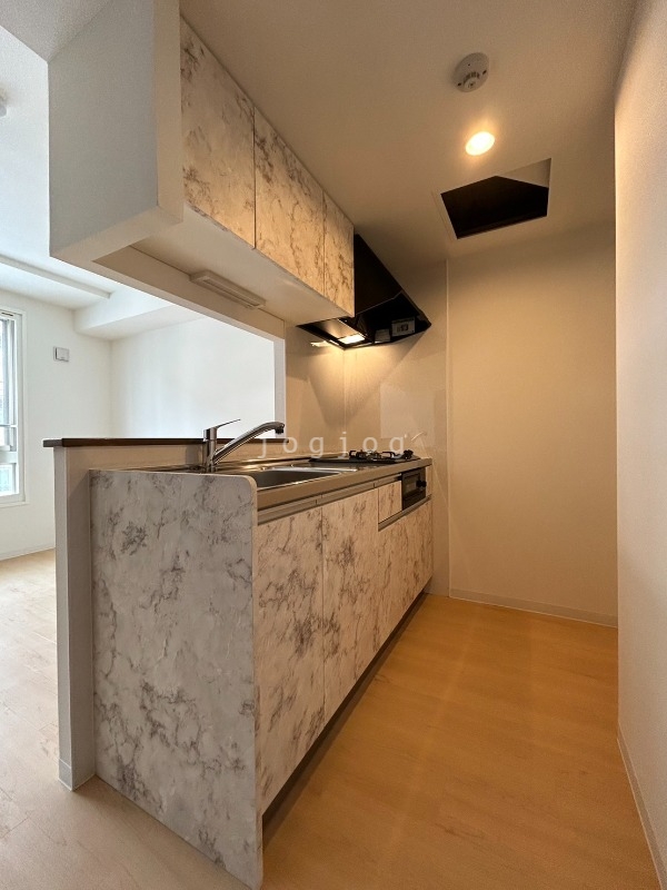 キッチン　お手入れのしやすいシステムキッチンを採用しています。