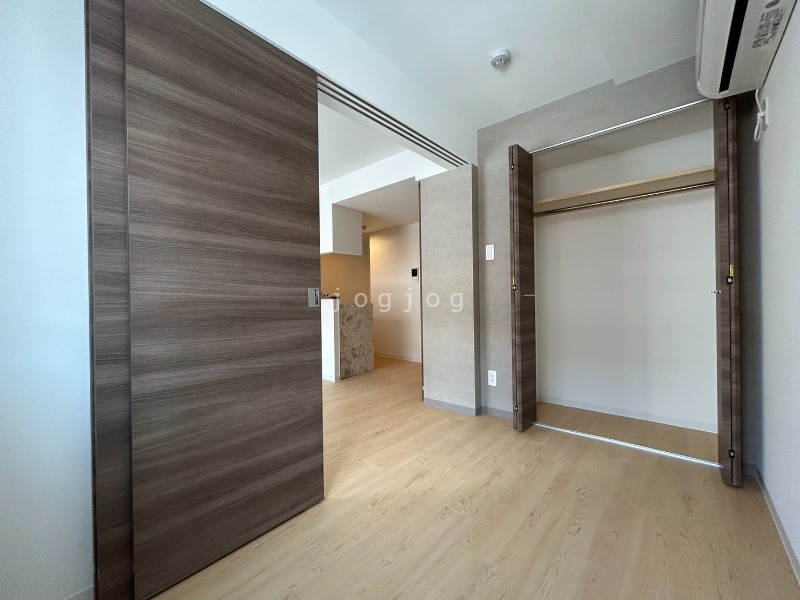 その他部屋・スペース　洋室とリビングはスライドドアで仕切られています。