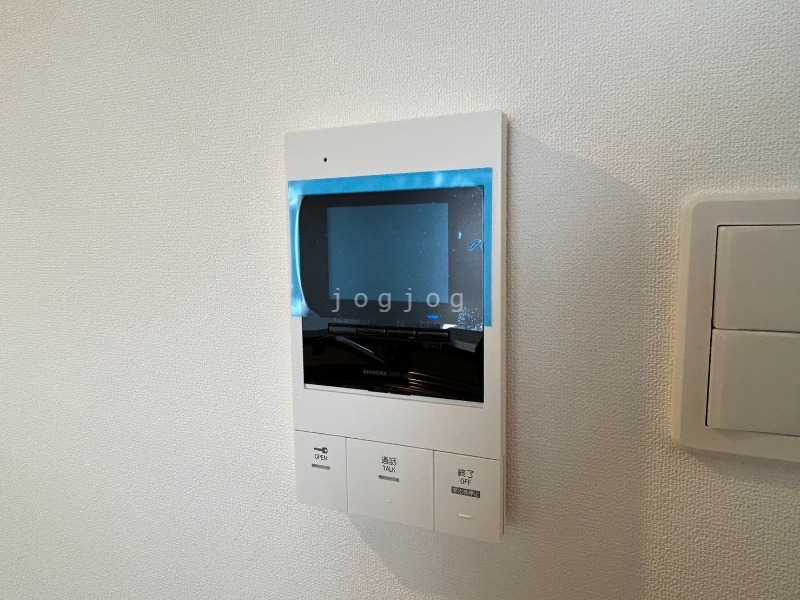 セキュリティ　来訪者の顔を確認できるテレビインターホン付きです。