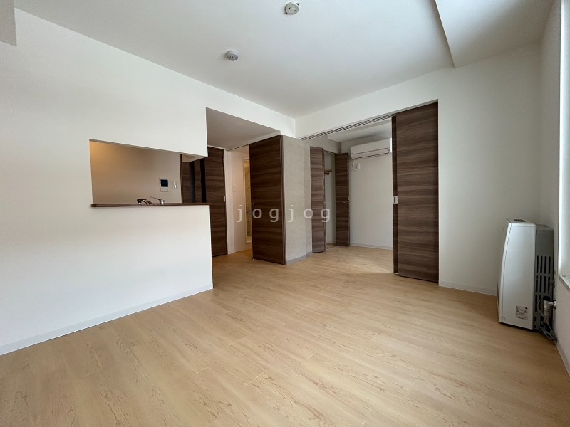 居室・リビング　リビングへの見通しが良い対面キッチンを採用しています。