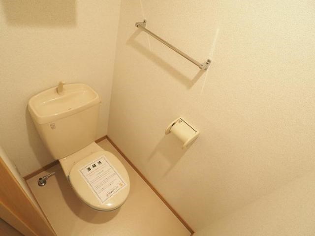 トイレ　上部に収納棚あります