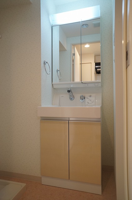 洗面設備　独立洗面台、小物を置くことができて便利です