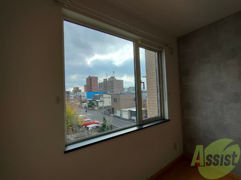 バルコニー　窓が大きいので風の通りが良さそうですね！！