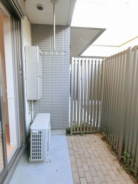 庭　★テラスには目隠しもあって安心★