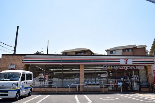 コンビニ　セブンイレブン吹田佐井寺4丁目店（コンビニ）まで237m