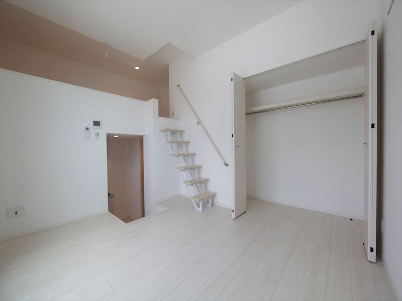 居室・リビング　洋室6.2帖　ロフト6.7帖（収納にも寝室にも使用できます）